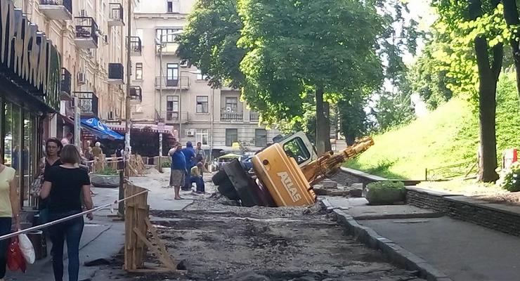 В Киеве у метро Золотые ворота под асфальт провалился экскаватор