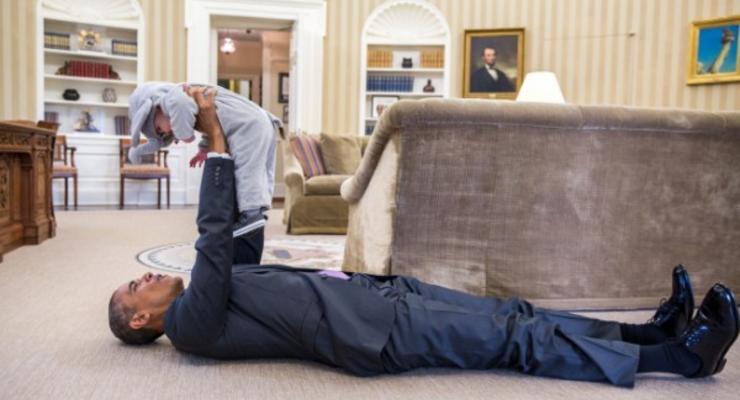Дети, танцы и нежности с женой: самые яркие фото Барака Обамы