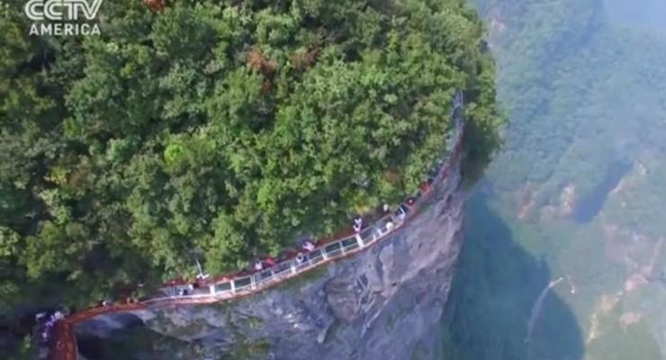 В Китае открыли стеклянный мост на высоте полутора километров