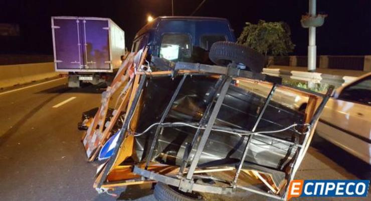 В Киеве грузовик насмерть сбил работника дорожной службы