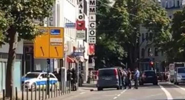 В Германии вооруженный мужчина забаррикаридовался в кафе
