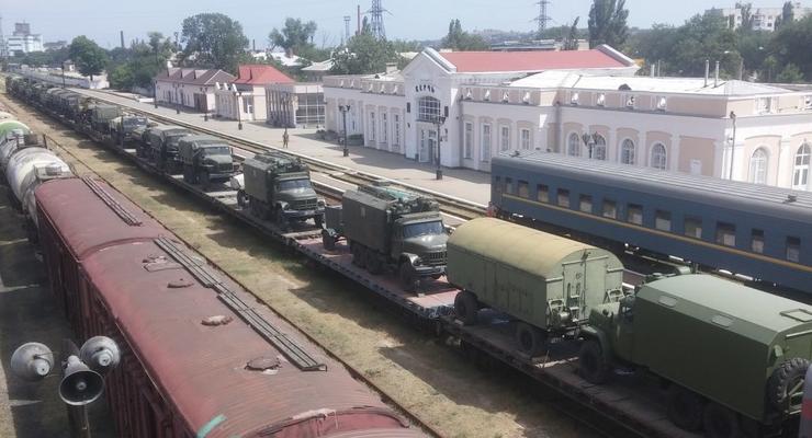 В Крым через Керчь завезли колонны военной техники из РФ