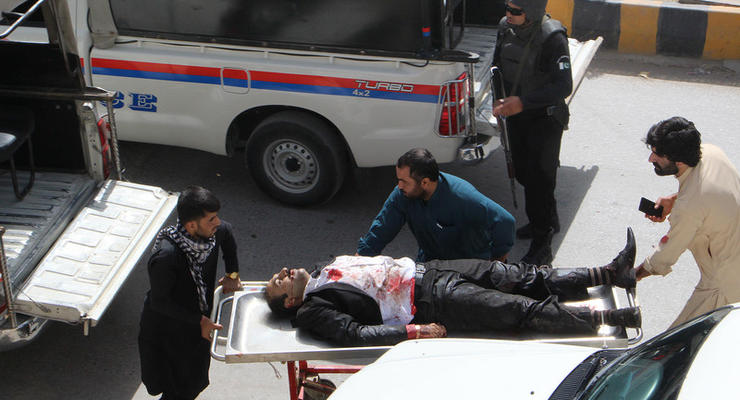 При взрыве в госпитале в Пакистане погибли 30 человек (фото 18+)