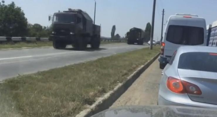 Появилось видео передвижения военной техники на дороге Симферополь-Ялта