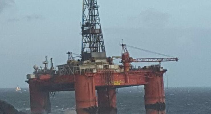 В Шотландии на берег выбросило нефтяную платформу: фото