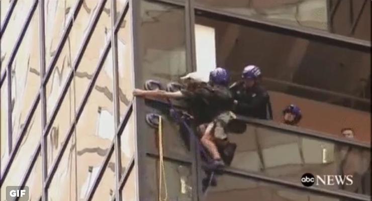 В Нью-Йорке мужчина пытался без страховки залезть на Trump Tower