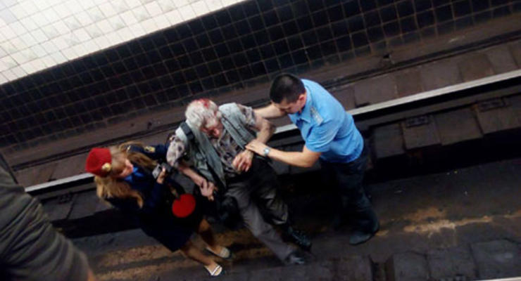 На станции метро Арсенальная на рельсы упал мужчина
