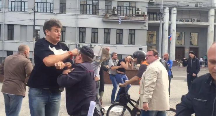 Путинские титушки избили участников антивоенного митинга в Москве