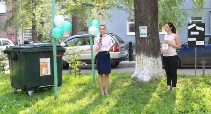 В российском городе торжественно установили мусорный бак