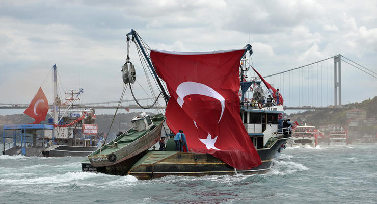 Турция временно остановила движение через Босфор