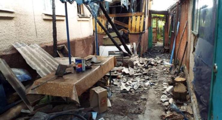 Боевики накрыли огнем Станицу: ранен боец АТО, сгорел жилой дом