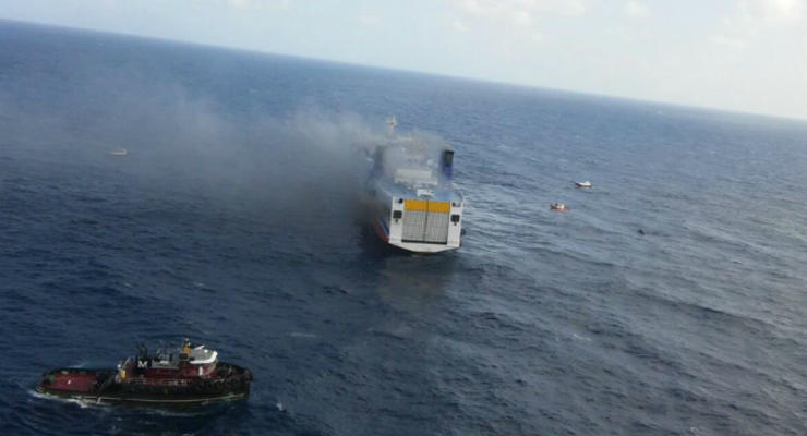 У берегов Пуэрто-Рико загорелся паром с 500 пассажирами: фото