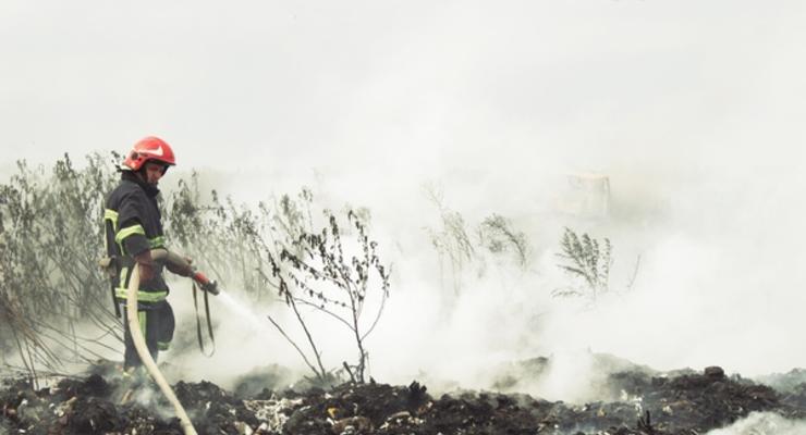 Пожар на мусорной свалке в Тернополе тушили больше суток