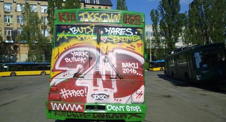 Вандалы полностью разрисовали троллейбус в Киеве
