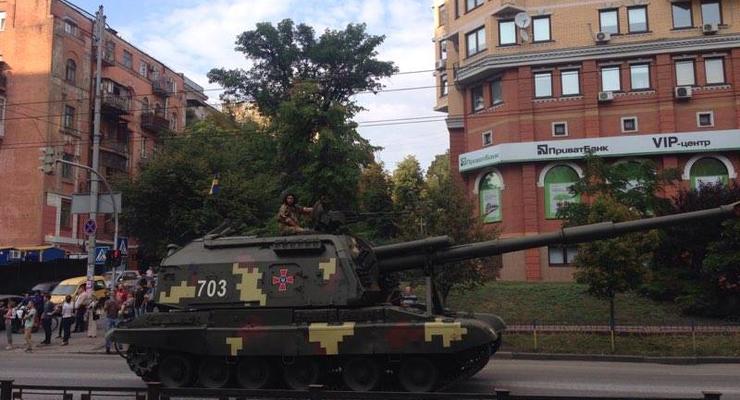 По центру Киева проехали танки