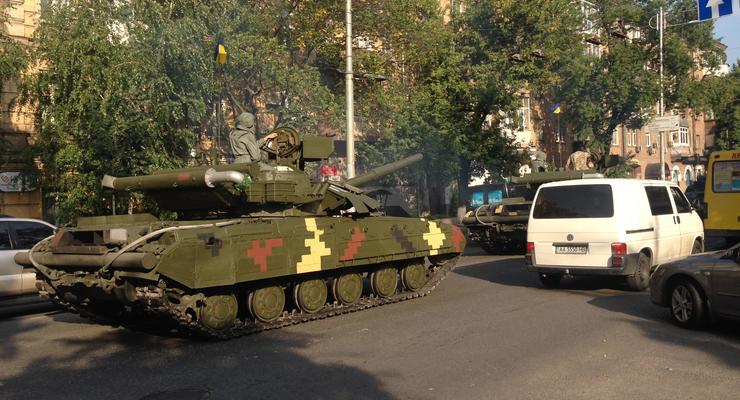 По центру Киева снова проехала военная техника