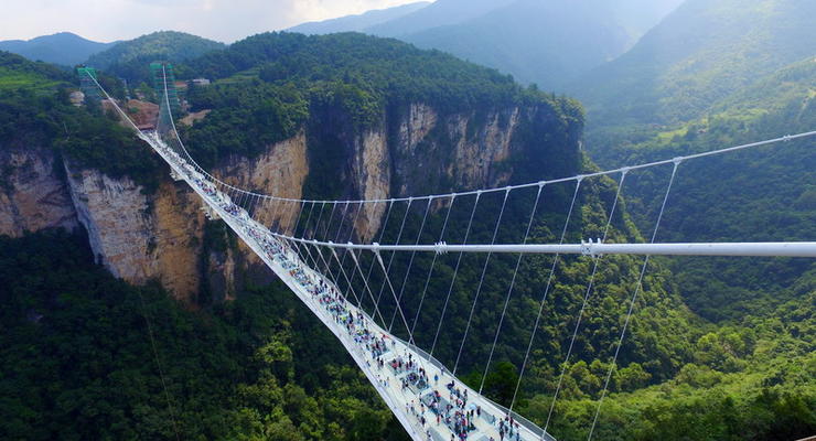 В Китае тысячи людей испытали новый стеклянный мост