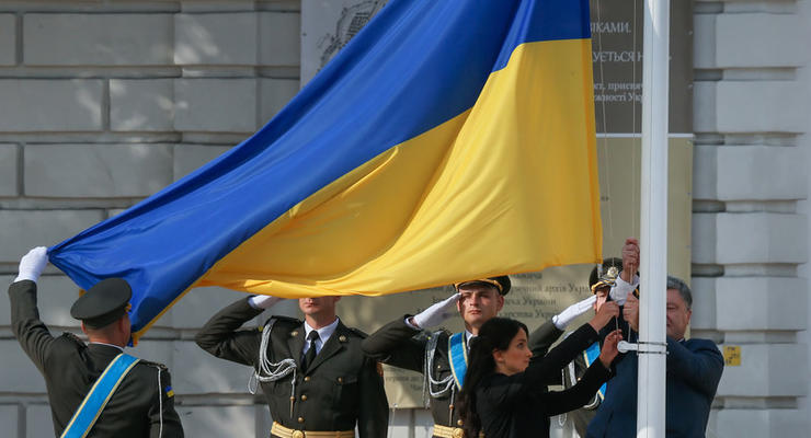 Порошенко поднял украинский флаг над Софийской площадью