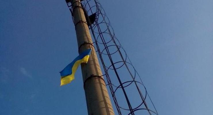 Над промзоной Авдеевки подняли флаг Украины