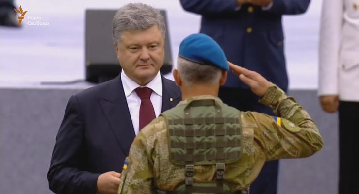 Порошенко наградил двух военных званием Героя Украины