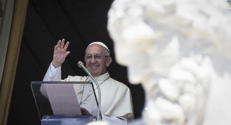 Папа римский Франциск молится за мир в Украине
