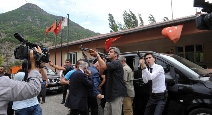 В Турции обстреляли кортеж лидера оппозиционной партии