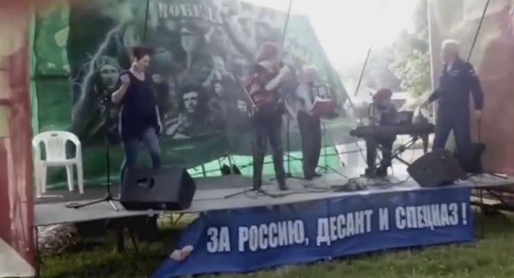 В России во время песни о "дружбе" с Украиной упала сцена