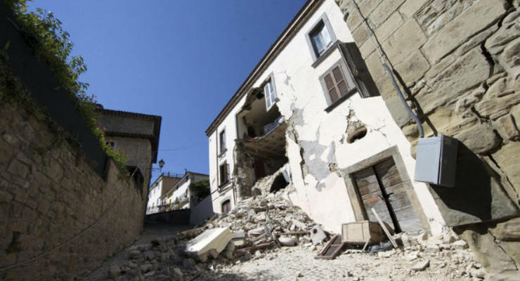 Число жертв землетрясения в Италии возросло до 267