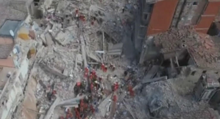 Италия: спасение уцелевших среди руин