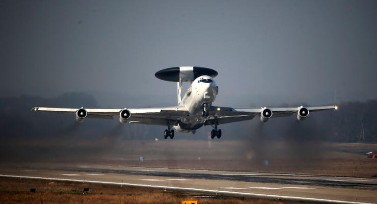 НАТО может отозвать самолеты AWACS из Балтии для борьбы с ИГ