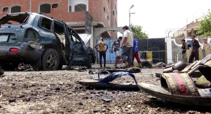 В Йемене смертник на авто атаковал военный лагерь, 45 погибших