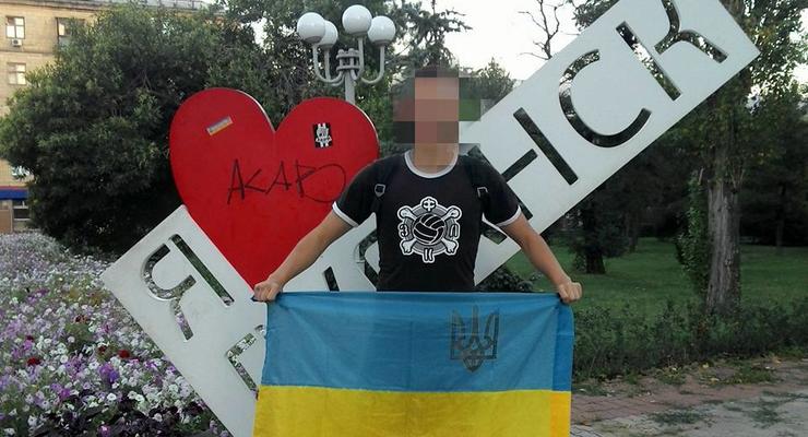 Активист в центре Луганска развернул флаг Украины