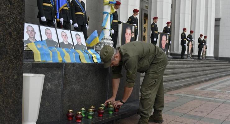 В Киеве почтили память погибших в теракте под Радой бойцов