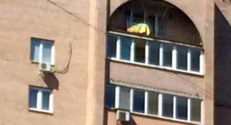 В Донецке в доме боевика Моторолы вывесили украинский флаг