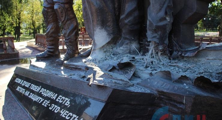 В центре оккупированного Луганска взорвали памятник боевикам