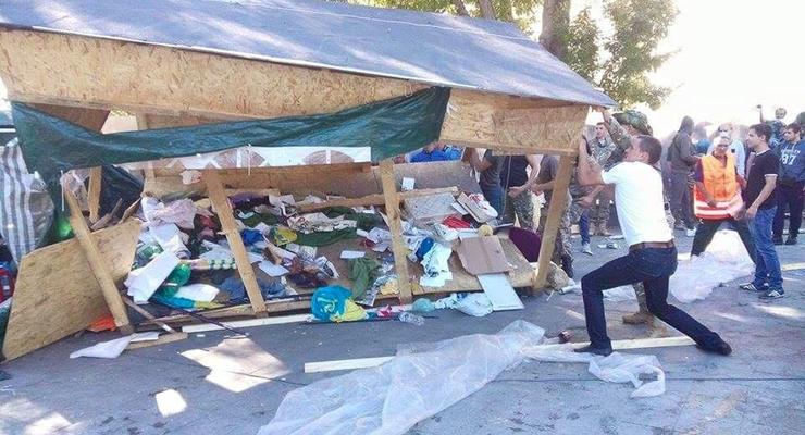 Во время сноса палаточного городка у мэрии Одессы произошла кровавая потасовка
