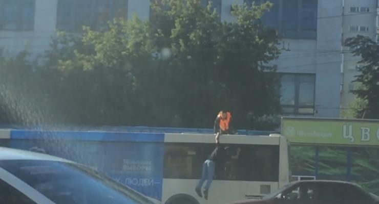 В Челябинске мужчина устроил драку на крыше автобуса