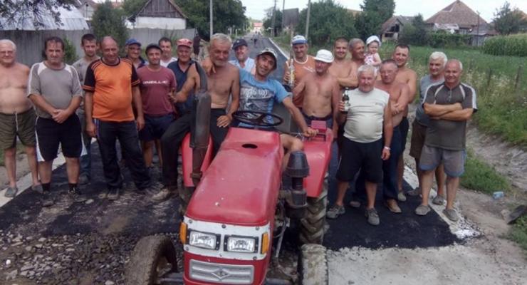 Надоело ждать: Жители села на Закарпатье сами заасфальтировали все улицы