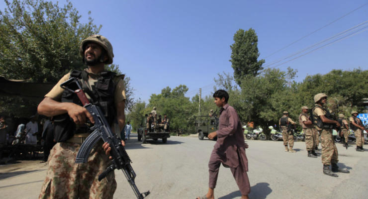 В Пакистане смертник совершил самоподрыв: более 10 погибших