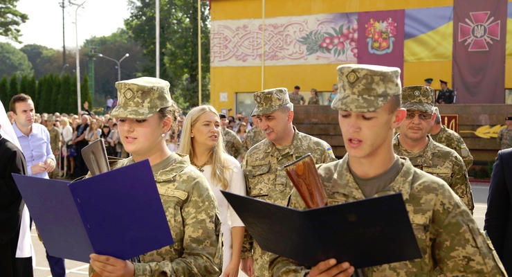 Курсанты академии сухопутных войск приняли присягу на верность Украине