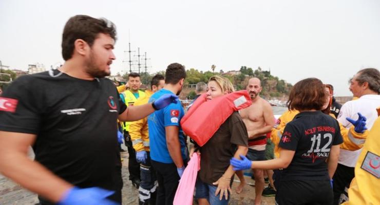У побережья Турции затонуло туристическое судно