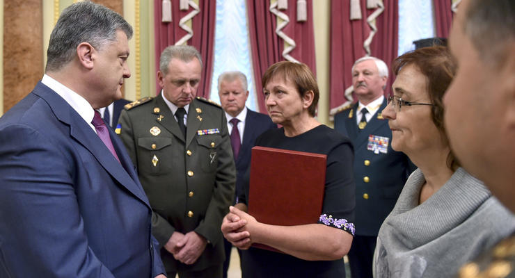 Порошенко посмертно наградил двух Героев Украины Золотой Звездой