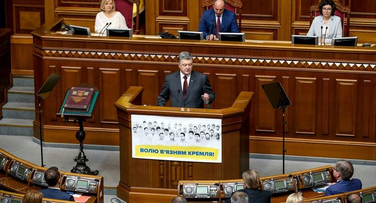 В обороне Украина должна опираться сама на себя - Порошенко