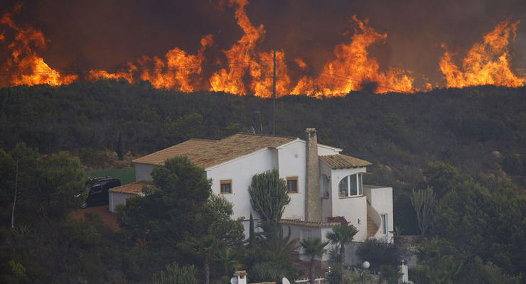 Масштабный пожар охватил один из курортов в Испании