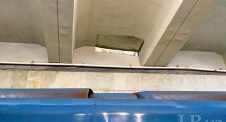 На метро Героев Днепра из-за строительства поврежден потолок