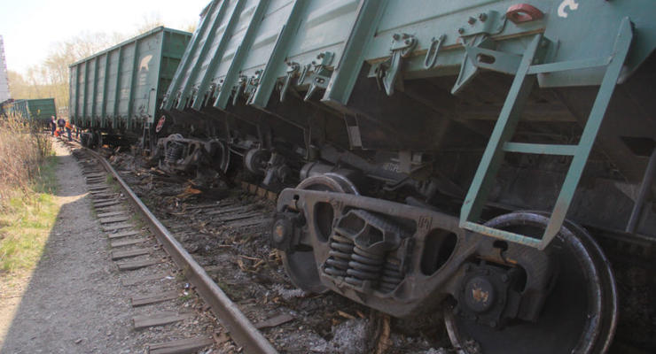 В России вагоны поезда упали в реку из-за обрушения моста