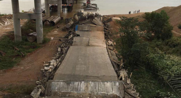 В Китае рухнул автомобильный мост через реку