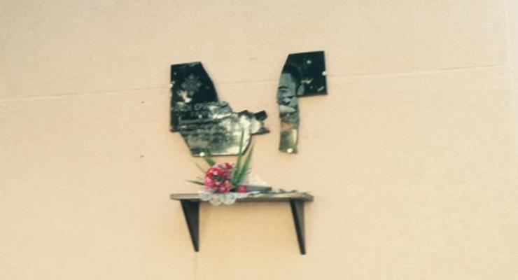 В Полтаве вандалы разбили мемориальные доски участникам АТО