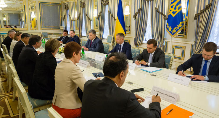 Порошенко призвал мир не признавать выборы в Госдуму РФ