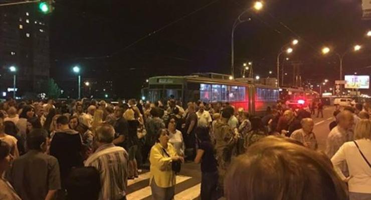 Киевляне вышли на протест против строительства у метро Героев Днепра